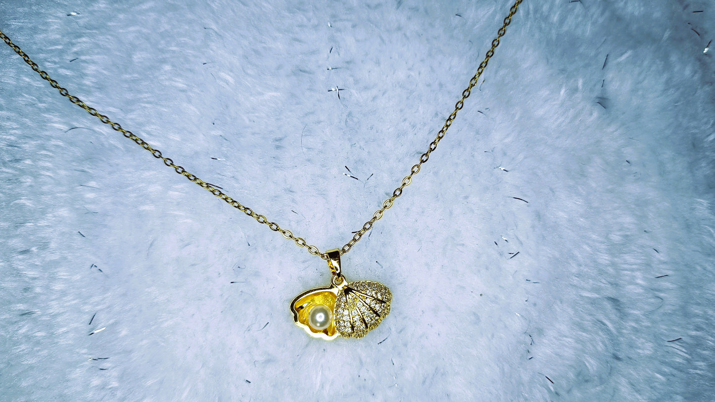 Pearl Set Shell Pendant Locket Necklace