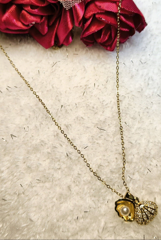 Pearl Set Shell Pendant Locket Necklace